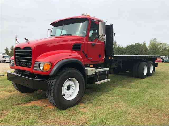 MACK CV713 FLATBED -- (2005)