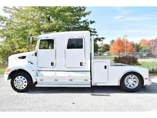 Peterbilt 335 (2005) : Daycab Semi Trucks