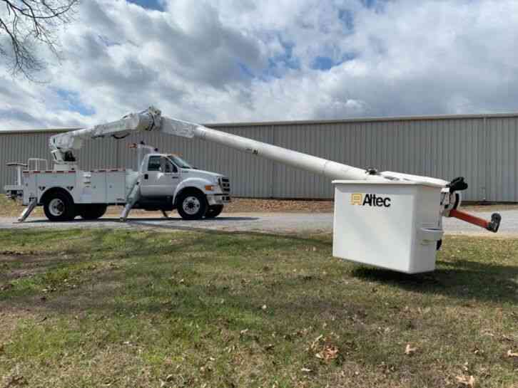 Ford F750 Altec 60' Overcenter Bucket Truck 60' Altec Material Handler Bucket Truck (2006)