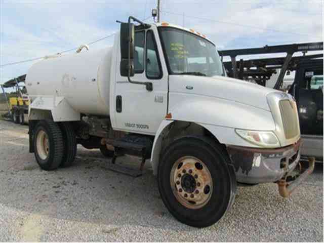 International 4200 TANK-WATER 2000 GAL -- (2006)