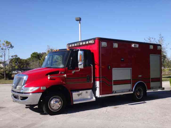 International 4300 Ambulance (2006)