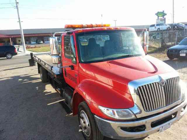 International 4300 DT466 21 foot Flatbed Tow Truck (2006)