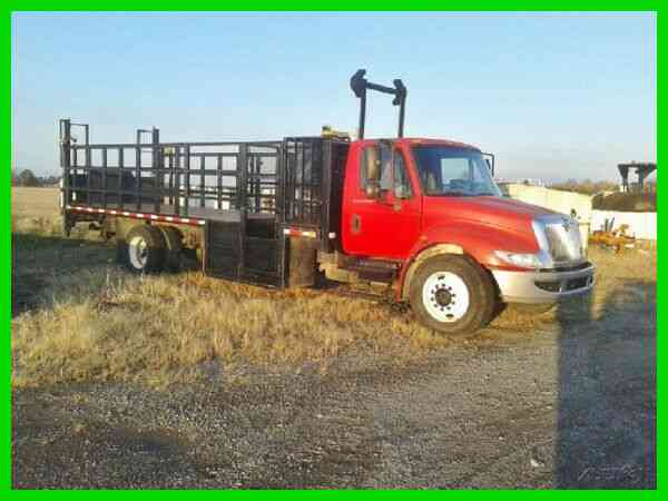 INTERNATIONAL 4300 DT466 ALLISON WITH 20 FOOT STEEL STAKE BED WITH LIFT (2006)