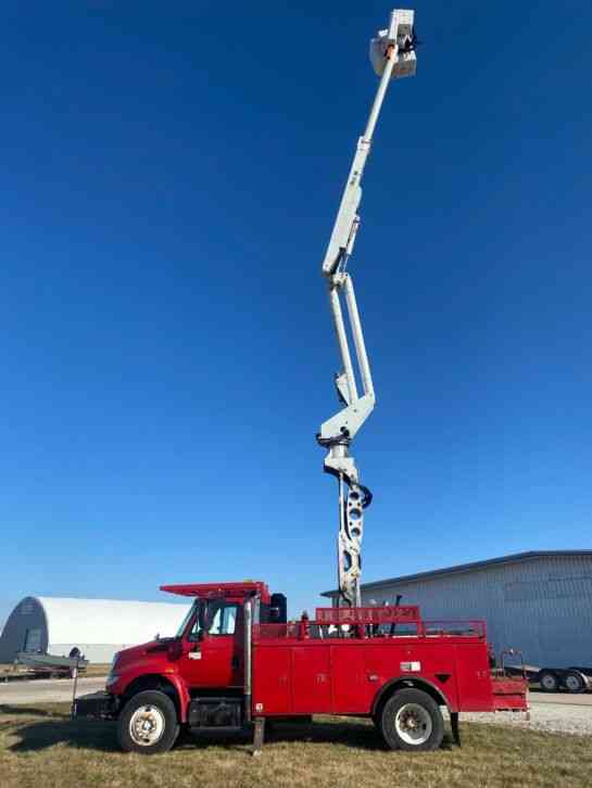 International 4400 Altec 60' Elevator Bucket Boom Truck Material Handler (2006)