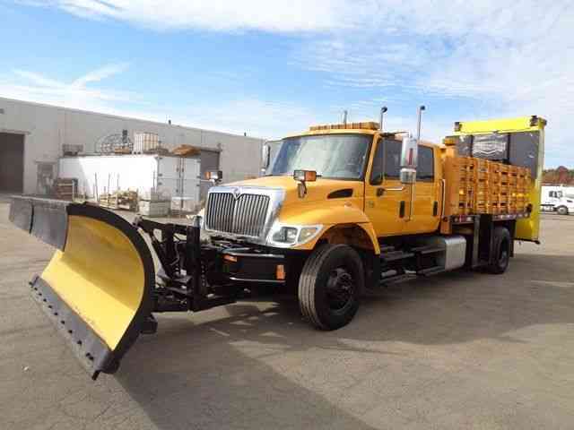 INTERNATIONAL 7400 ATTENUATOR STAKE BODY TRUCK WITH SNOW PLOW (2006)