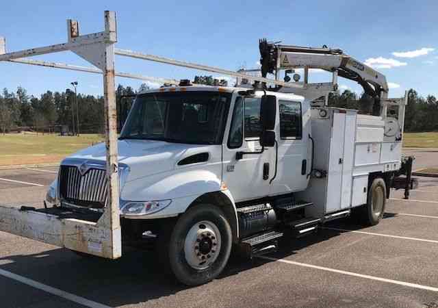 International 4400 Crew Cab Knuckleboom Crane Truck (2007)