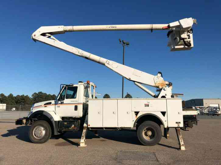 International 7300 4x4 Bucket Truck (2007)