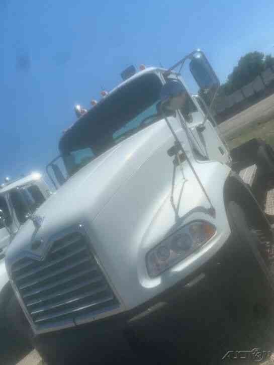 Mack CXN612 Daycab Conventional Trucks 1 of 2 available (2007)