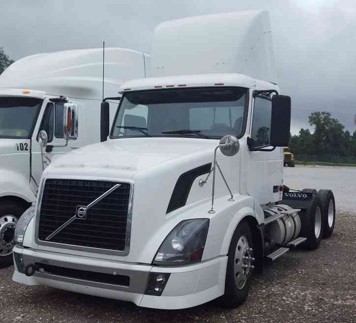 Volvo VNL64T TANDEM AXEL DAYCAB (2007)