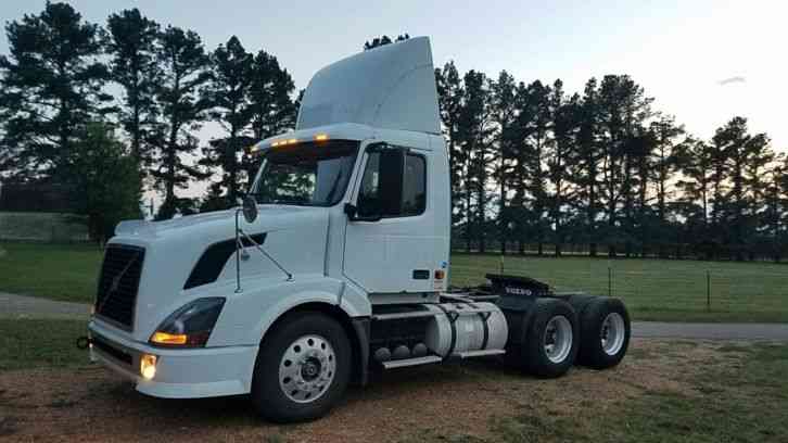 Volvo VNL64T TANDEM AXEL DAYCAB (2007)