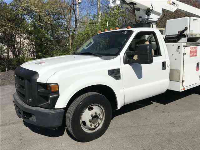 Ford Super Duty F-350 DRW ONAN Altec Bucket Truck (2008)