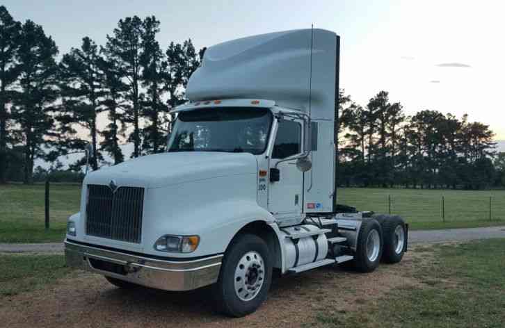 Volvo VNL64T TANDEM AXEL DAYCAB (2008)