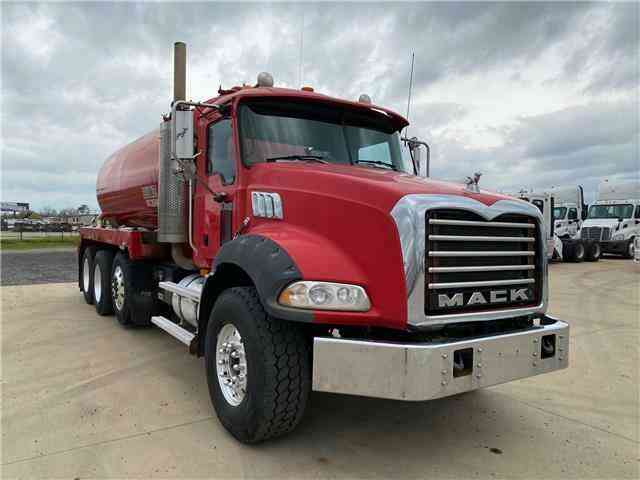 Mack GU813 4, 700 Gal Tank Truc 506 Miles Red Manual (2008)