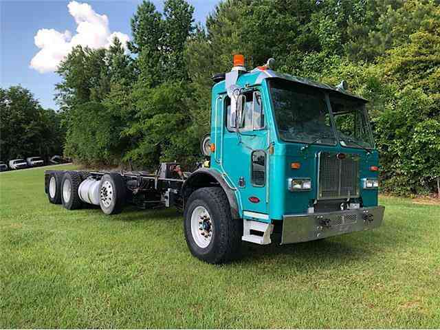 Peterbilt 320 CABOVER -- (2008)