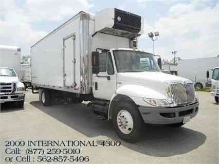 International 4300 refrigerated Carrier GENESIS R-90 Dual Temp unit (2009)