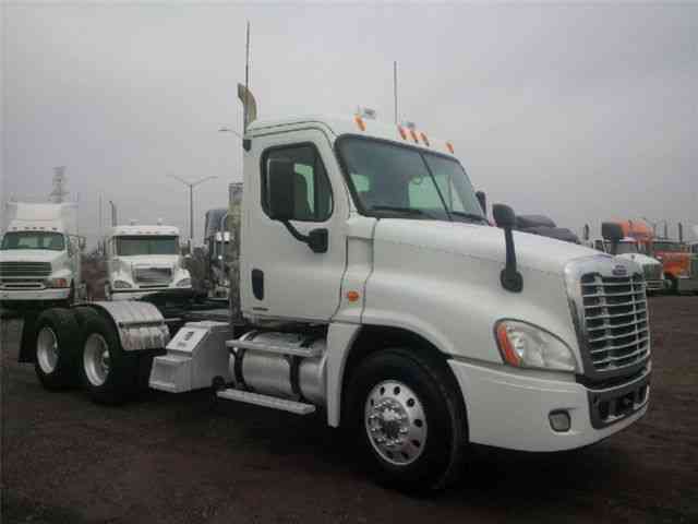 Freightliner CASCADIA DAY CAB (2010)