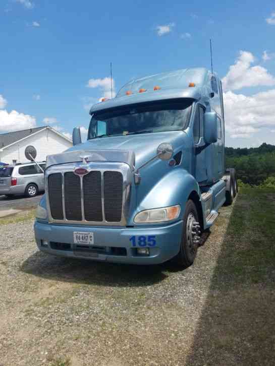 Peterbilt Class 8 sleeper cab with double bunk (2010)