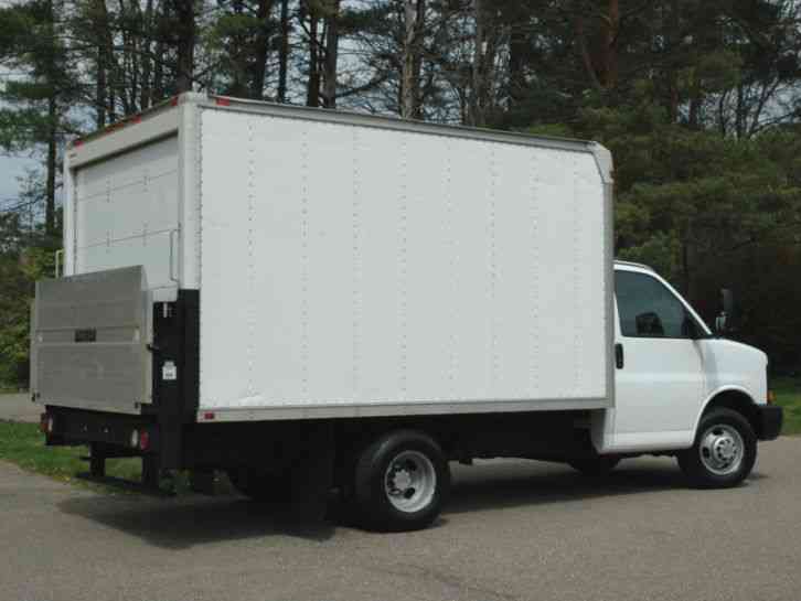 Chevrolet CUTAWAY 12 FT BOX / LIFT (2011) : Van / Box Trucks