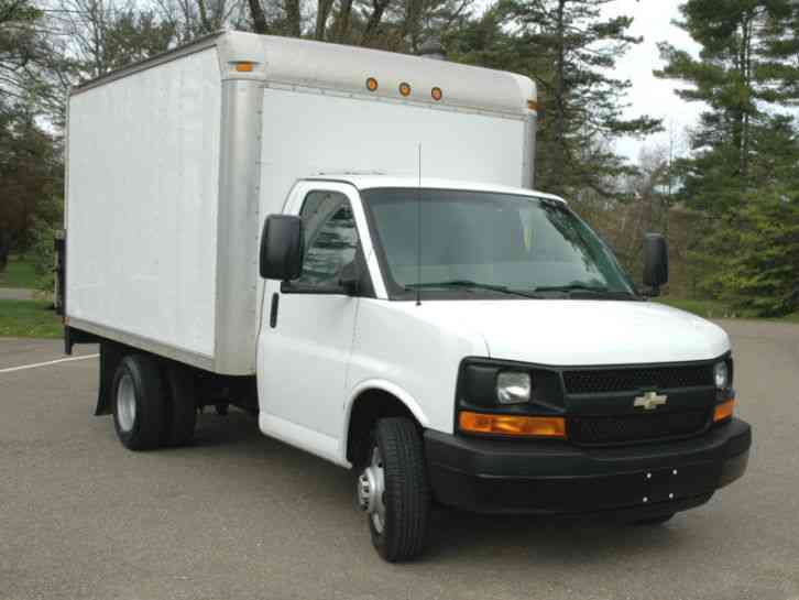 Chevrolet CUTAWAY 12 FT BOX / LIFT (2011)