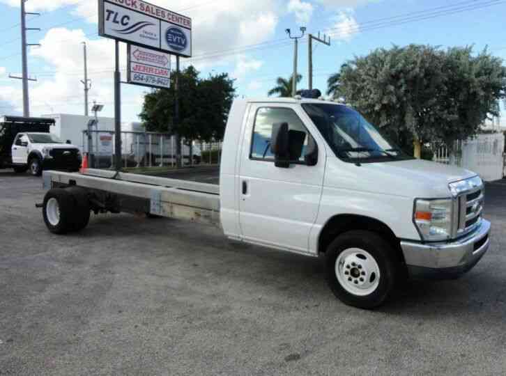 Ford E450 130IN CA CAB & CHASSIS. . V10 GAS 123625 Miles White 6. 8L V10 G (2011)