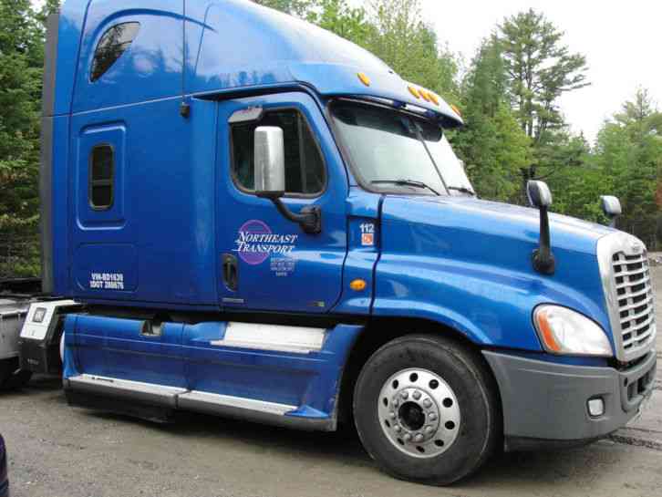 Freightliner CASCADIA CA12564SLP Raised Roof Condo (2011)