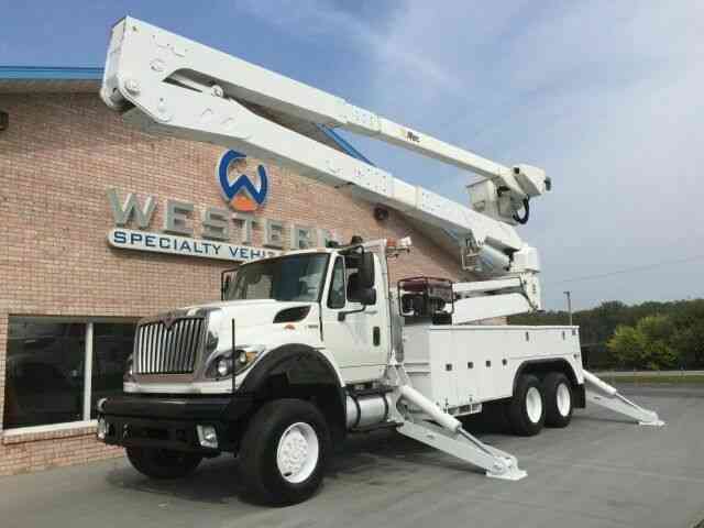 International 7400 Bucket Truck (2011)