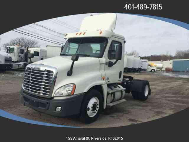 FREIGHTLINER Cascadia CA125DC Day Cab (2012)