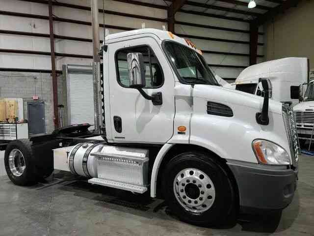 FREIGHTLINER CASCADIA SINGLE AXLE DAY CAB DETROIT 78, 162 LOW MILES (2012)