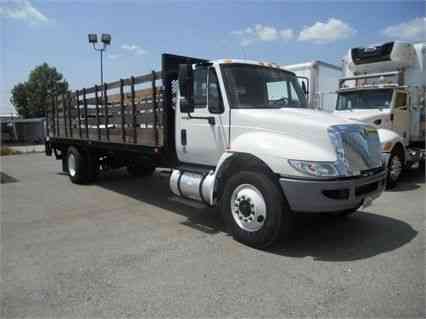 International 4300, 24ft flatbed stakebed with liftgate (2012)