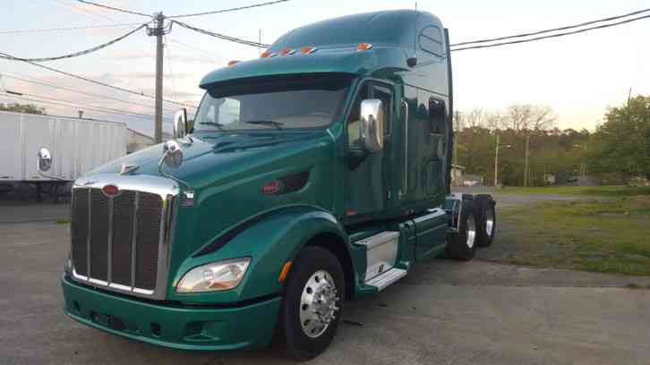 Peterbilt 587 LOW MILES  (2012)