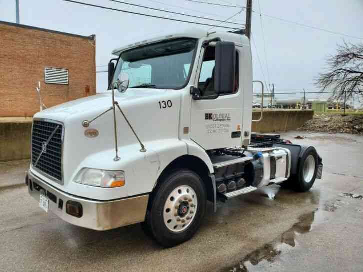 Volvo Single Axle Day Cab Auto 350K 425HP VNL One Owner Great Runner Delivery Available (2012)