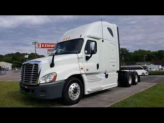 FREIGHTLINER CA12564SLP (2013)