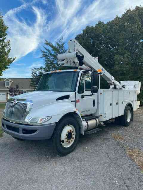 International 4300 Bucket Truck (2013)