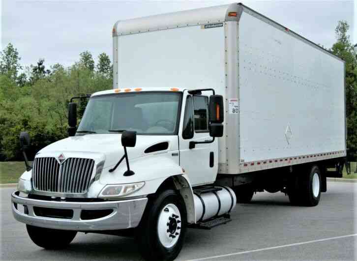 International 4300 26' Straight Truck Cargo Truck 102 X 108 Box (2014)