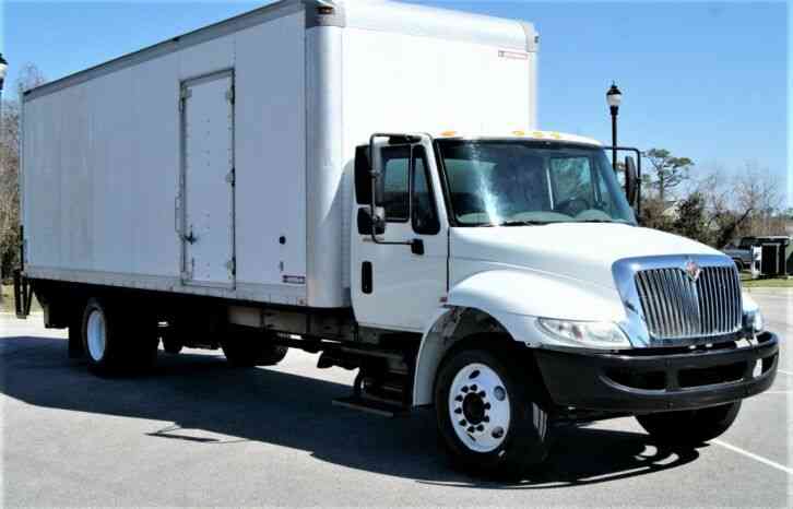 International 4300 26' Straight Truck Cargo Truck NO CDL (2014)