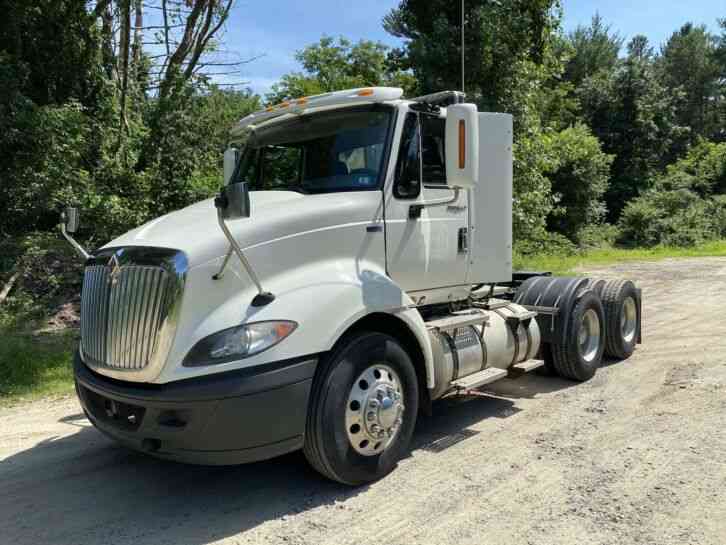 International Prostar Day Cab Semi Tractor Trailer (2014)