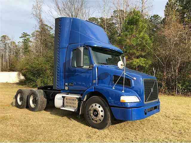 Volvo VNM64 TANDEM DAYCAB -- (2014)