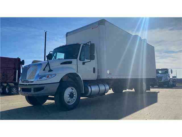 International 4300 26' Box Truck 285, 294 Miles White Automatic (2015)