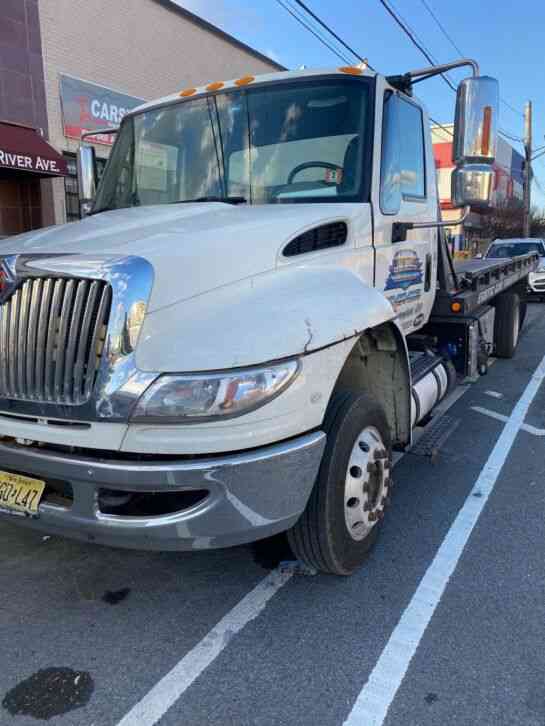 International 4300 Flatbed Tow Truck (2015)