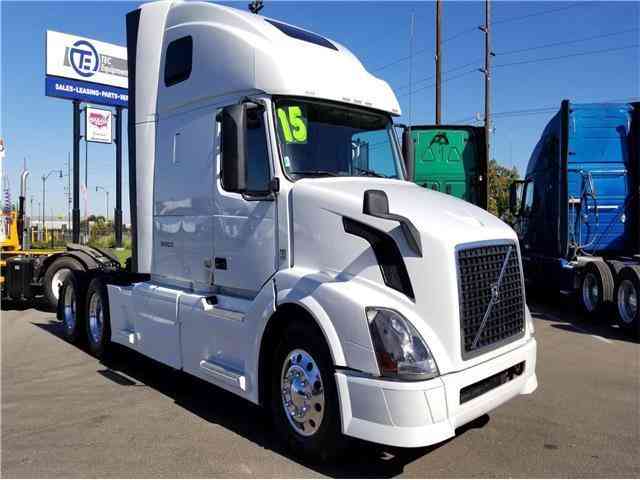 Volvo VNL64T670 -- (2015)