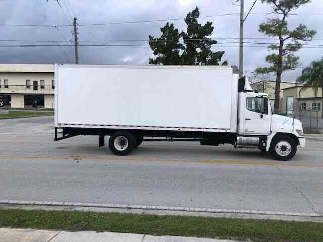 HINO 268A 26FT DRY BOX TRUCK. CARGO TRUCK WITH LIFTGATE (2016)