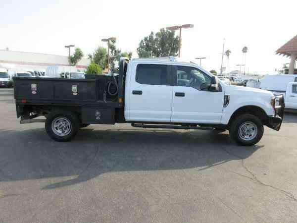 FORD F250 4X4 XL 81741 Miles WHITE CREW CAB 9 #39; CONTRACTOR BODY V8, 6. 2L (2019)