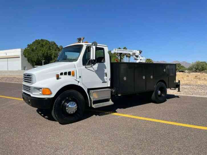 Sterling 7500 BY FREIGHTLINER SERVICE UTILITY TRUCK CUMMINS (2001)