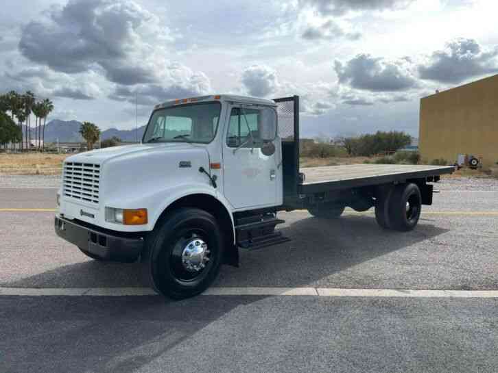 International 4700 22' FLATBED DT466 AND A AUTOMATIC (2001)
