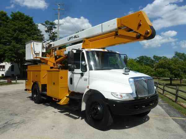 International 4300 Bucket Boom Truck (2007)