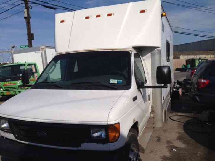 Ford E 350 box truck (2003)