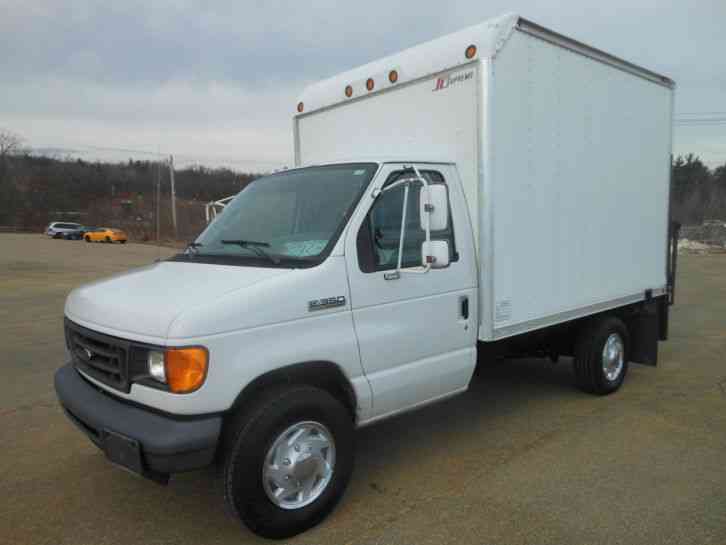 Ford E-350 (2006)