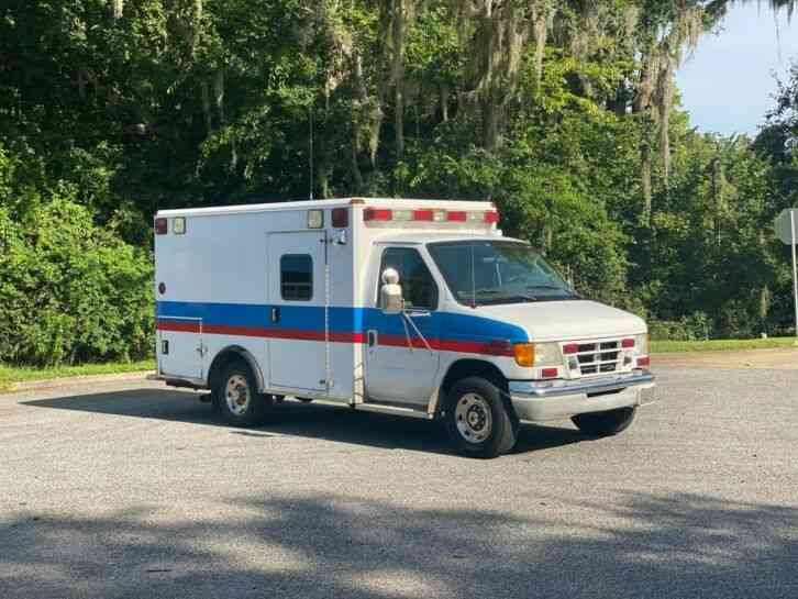 Ford E-350 Ambulance (2003)