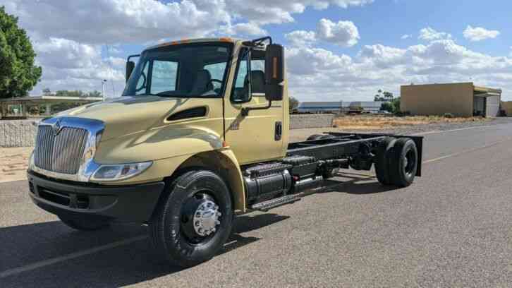 INTERNATIONAL 4400 CAB AND CHASSIS DT530 LOW MILES (2004)