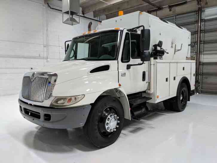 International 4400 Enclosed Service Truck (2006)